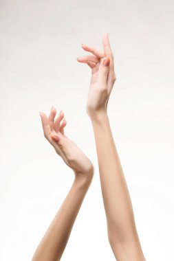 ışık ile güzel kadının el manikür çivi üzerinde pembe