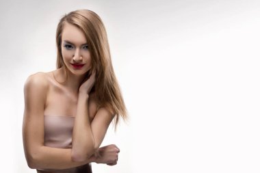 Güzel sarışın kırmızı gülümseyen kız dokunuşlar parmak fa tarafından dudakları.