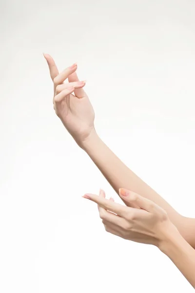 光と美しい女性の手のピンクの爪にマニキュア — ストック写真
