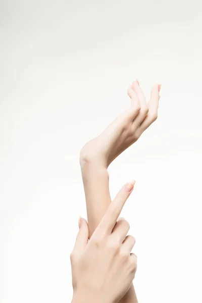 Piękna kobieta ręce z światło różowy manicure na paznokciach — Zdjęcie stockowe