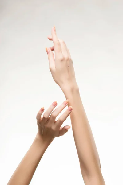 Belles mains de femme avec manucure rose clair sur les ongles — Photo