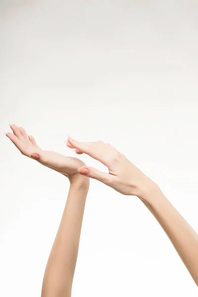Όμορφα Γυναικεία χέρια με φως ροζ μανικιούρ για τα νύχια — Φωτογραφία Αρχείου