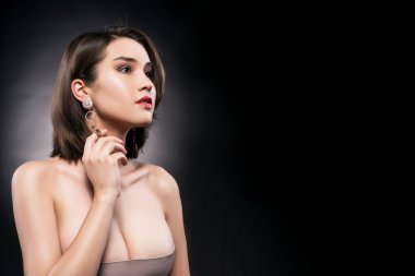 Küpeler Güzel karışık Asya-Kafkas ırkı kız