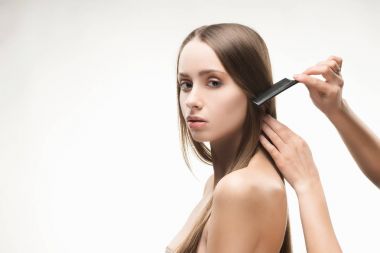 Stilist tarafından fırça güzel uzun saçlı kız.