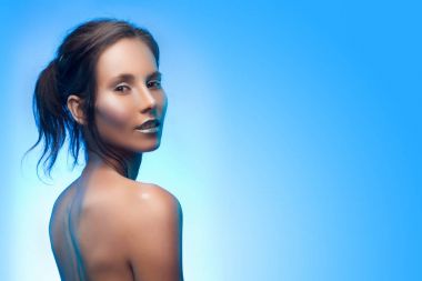 Güzel tabaklanmış karışık Asya-beyaz kız Simli makyaj ile