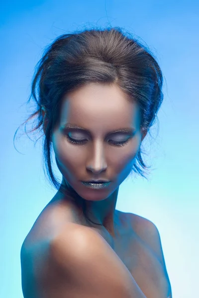 Bela bronzeada misturada asiático-caucasiana menina com maquiagem prateada — Fotografia de Stock