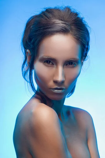 Hermosa bronceada mixta asiática-caucásica chica con maquillaje plateado —  Fotos de Stock