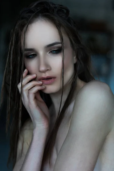 Το όμορφο κορίτσι με γυμνά ώμους και ένα χτένισμα από dre — Φωτογραφία Αρχείου