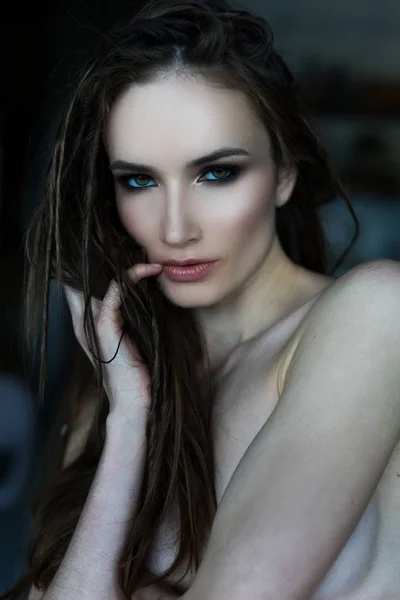 Den vackra flickan med nakna axlar och en frisyr från dre — Stockfoto