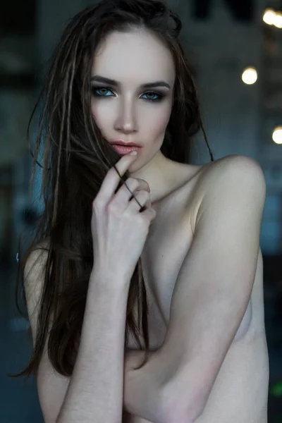 Das schöne Mädchen mit nackten Schultern und einer Frisur von dre — Stockfoto