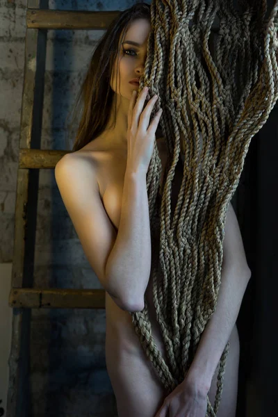 Mooie naakte meisje, schuchter die betrekking hebben op haar naaktheid met een bos — Stockfoto
