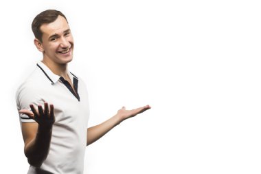 Beyaz polo giyen genç adam ellerini yayılır