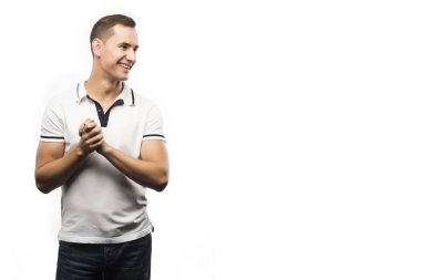 Beyaz polo giyen genç adam işareti el sallamak gösterir