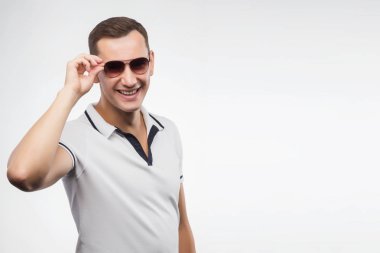 Pozitif delikanlı güneş gözlüğü, tarafından sıcak güneş ışığı yaktı. Duygusal