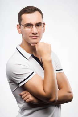 Pozitif delikanlı gözlük içinde. Duygusal, cesur yüzü. 