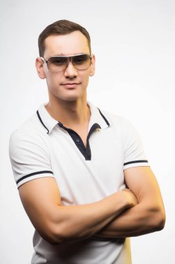 Pozitif delikanlı güneş gözlüğü, tarafından sıcak güneş ışığı yaktı. Duygusal