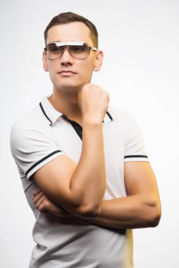 Pozitif delikanlı güneş gözlüğü, tarafından sıcak güneş ışığı yaktı. Duygusal