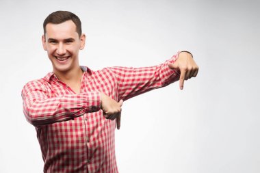 Onun parmak ile giyen kareli kırmızı gömlek Puan genç adam