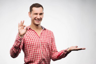 Kırmızı kareli gömlek giyen genç adam onun bir kopya alanı tutar 