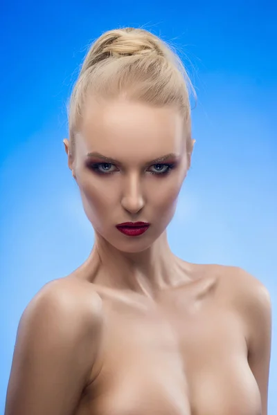 The beautiful blonde red lips girl portrait. Evening makeup. Blu — Stock Photo, Image