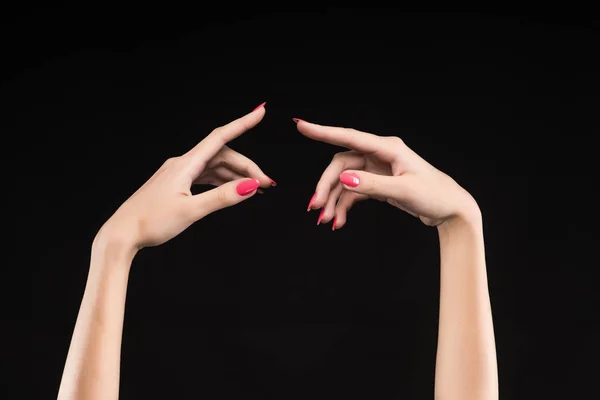 Krásná žena ruce s růžová manikúra na izolované o nehty — Stock fotografie