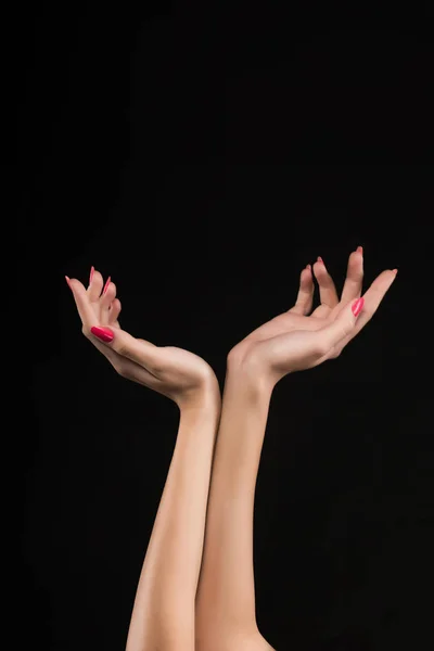 Gyönyörű nő kezet rózsaszín manikűr a köröm elszigetelt o — Stock Fotó