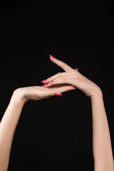 Krásná žena ruce s růžová manikúra na izolované o nehty — Stock fotografie