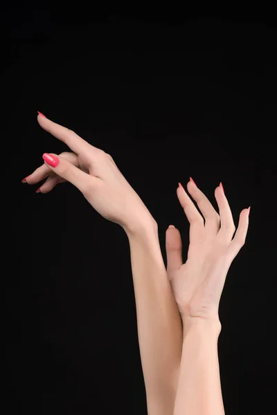 Belles mains de femme avec manucure rose sur les ongles isolés o — Photo