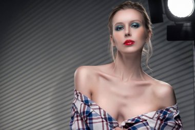 Güzel ince sarışın büyük meme kız u giyen sutyensiz