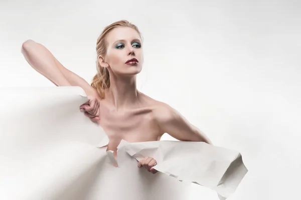 Gyönyörű topless lány könnyek a nagy, lapos fehér szűrőpapír pape — Stock Fotó