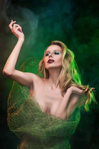Topless dívka blondýna zabalená v zelené sítě kytice, cov — Stock fotografie