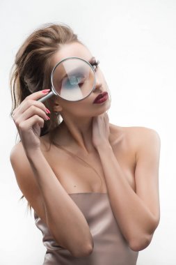 Bir büyüteç glas seyir güzel çıplak omuz kız