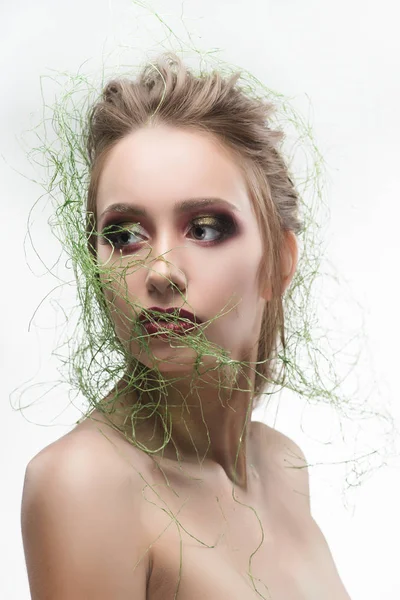 Gyönyörű meztelen váll fiatal lány visel zöld fű típusú ve — Stock Fotó