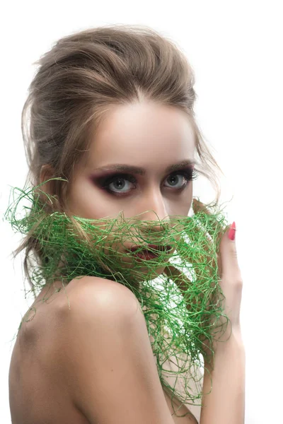 Gyönyörű meztelen váll fiatal lány visel zöld fű típusú sc — Stock Fotó