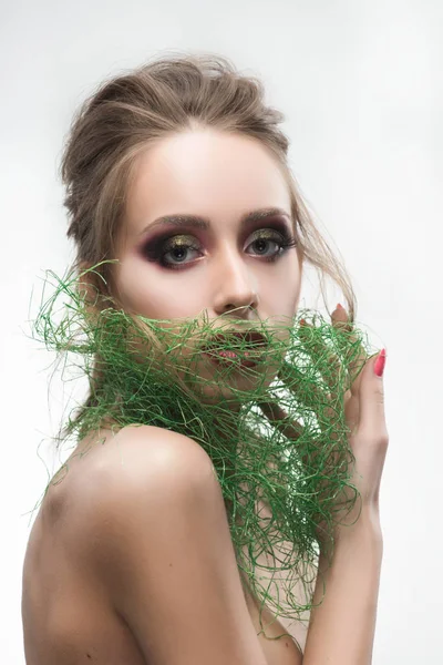 Beautiful naked shoulders young girl wearing green grass type sc — Stock Photo, Image
