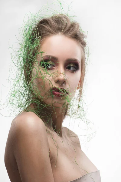 아름 다운 나체 소녀 신부 녹색 잔디 t를 입고 어깨 — 스톡 사진