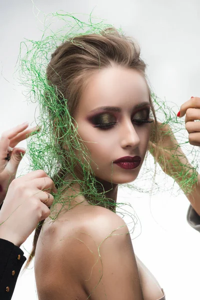 Beautiful young girl bride wearing green grass type veil mesh on — Stock Photo, Image