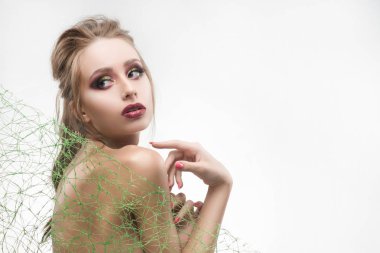 Güzel çıplak omuz genç kız yanında yüz çapraz olarak st