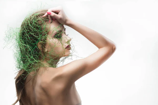 Hermosos hombros desnudos joven novia con hierba verde t —  Fotos de Stock