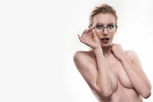 Hermosos hombros desnudos chica joven con gafas redondas portr —  Fotos de Stock
