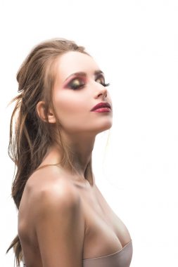 Güzel kırmızı dudaklar ve kırmızı makyaj kapalı kız gözleri yan por