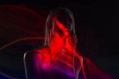 Güzel bir sarışın kavramsal avant-garde siluet portresi