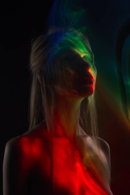 Güzel bir sarışın kavramsal avant-garde siluet portresi