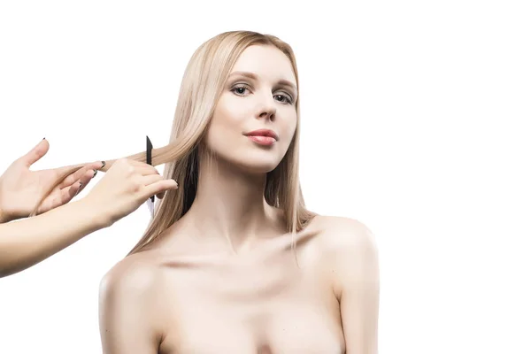 Bella ragazza bionda dai capelli lunghi pettinando dal hairdress — Foto Stock