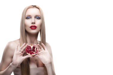 Güzel uzun saçlı kırmızı dudaklar genç sarışın kız bir yarısının bulunduğu