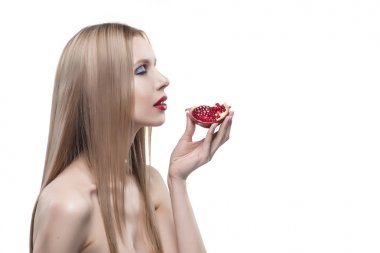 Güzel uzun saçlı kırmızı dudaklar genç sarışın kız bir yarısının bulunduğu