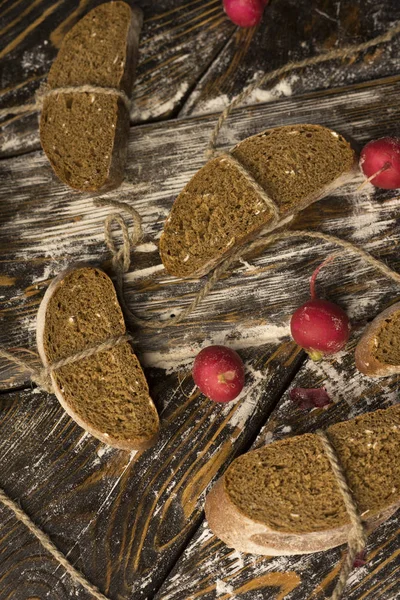 Fotografia concettuale di nature morte di pezzi di pane legati con t — Foto Stock