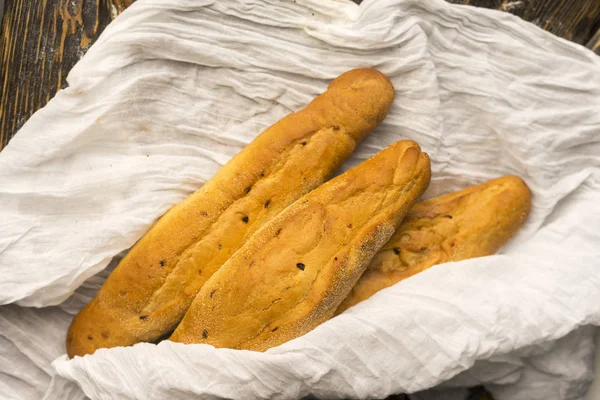 Fotografia concettuale di natura morta di un pane a tre baguette — Foto Stock