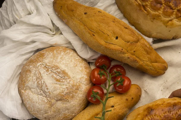 Fotografia d'arte concettuale di diversi tipi di pane e che — Foto Stock