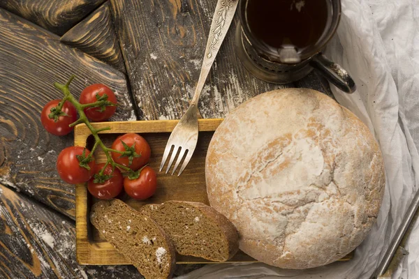 Natura morta concettuale di pane a fette, pomodorini, bicchiere di — Foto Stock